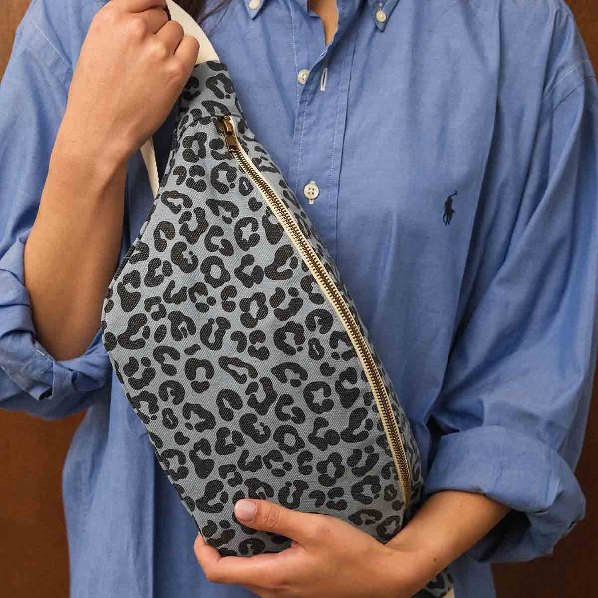 Hüfttasche Rose in April Leo Blue Sky